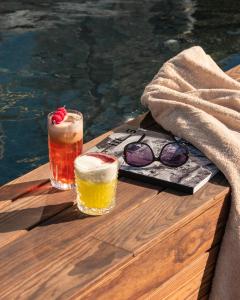 dos vasos de cerveza en un muelle junto a una piscina en Artsy Cascais, en Cascais