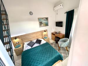 1 dormitorio con cama verde y escritorio en Guest House-MD, en Bar