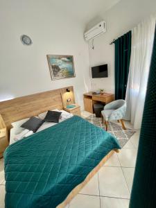 sypialnia z zielonym kocem na łóżku w obiekcie Guest House-MD w Barze