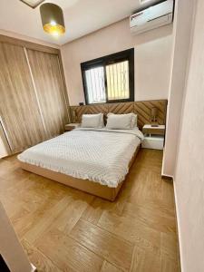 una camera con un grande letto di Moderne appartement meublé (avec Wifi) a Fes