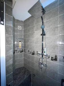 a bathroom with a shower with a shower head at Moderne appartement meublé (avec Wifi) in Fez