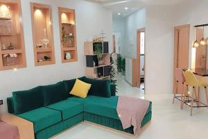 un soggiorno con divano verde in una camera di Moderne appartement meublé (avec Wifi) a Fes