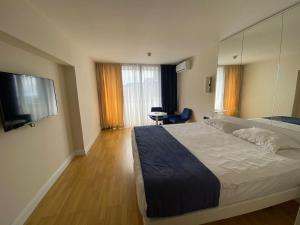 Postel nebo postele na pokoji v ubytování ORBI CITY GE