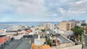 una città con edifici e l'oceano sullo sfondo di Wow Waterfront Apartment - Bari Fesca a Bari