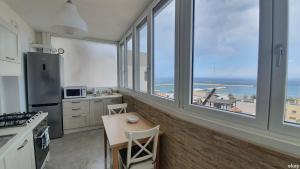una cucina con una grande finestra con vista sull'oceano di Wow Waterfront Apartment - Bari Fesca a Bari