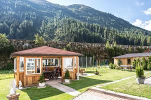 um gazebo num quintal com um parque infantil em Apart Petra - Silvretta Card Premium Betrieb em Galtür