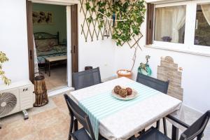 una sala da pranzo con tavolo e sedie di Giotas House a Poros