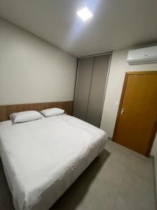 Un ou plusieurs lits dans un hébergement de l'établissement Vêneto Flat Residence (AP-13)