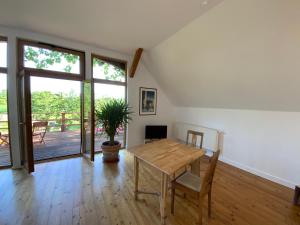 comedor con mesa de madera y sillas en Wohnen im Grünen in der Nähe von Leipzig, en Machern