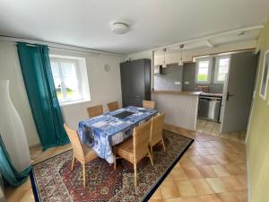cocina y comedor con mesa y sillas en Chambres d'Hôtes Ferme de Kereven, en Clohars-Fouesnant