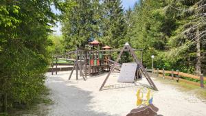 - une aire de jeux dans un parc avec des équipements de jeux dans l'établissement Ferienwohnung Auenglück Hahnenklee Harz, à Hahnenklee