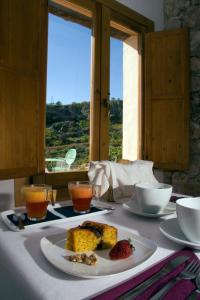 艾爾貝羅的住宿－巴霍艾爾塞霍酒店，一张桌子上放着一盘食物和水果