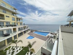 Výhled na bazén z ubytování SESIMBRA - Comfort & Style by the beach w/ best sea view nebo okolí