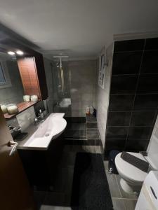 łazienka z umywalką i toaletą w obiekcie G&P Apartment w mieście Perea