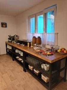 - une cuisine avec un comptoir avec de la nourriture dans l'établissement Penzion a Restaurace Na Záložně, à Kobylí