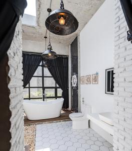Thap Sakae的住宿－The Bloc @ Sea，一间带大型白色浴缸和窗户的浴室