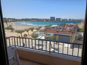 a balcony with a view of a beach and a building at Riells mar in L'Escala
