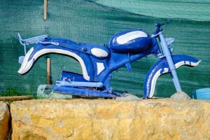 eine blaue Motorrad-Statue auf einem Felsen in der Unterkunft Prad'Arte in Santarém