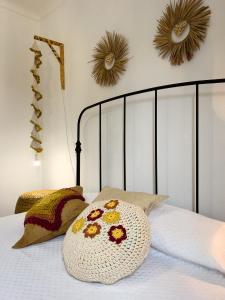 a bed with a black head board with flowers on it at Prad'Arte in Santarém