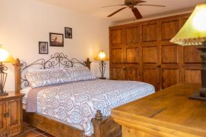 um quarto com uma cama, armários de madeira e uma mesa em Casa Gora by Casago em Loreto