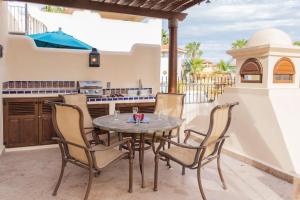 a patio with a table and chairs and a kitchen at Casa Gora by Casago in Loreto