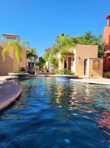 uma piscina no meio de uma casa em Casa Gora by Casago em Loreto