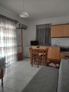 een woonkamer met een keuken en een eettafel bij Mata's House in Skiathos-stad