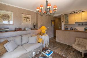 - un salon avec un canapé et une table dans l'établissement Casa del Sole Chambres d'Hotes de Charme, à Favone