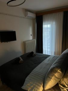 sypialnia z dużym łóżkiem i dużym oknem w obiekcie G&P Apartment w mieście Perea