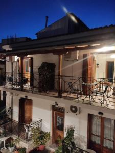 een wit gebouw met een balkon met stoelen erop bij Mata's House in Skiathos-stad