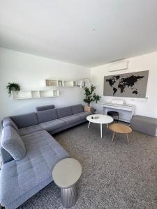 ein Wohnzimmer mit einem blauen Sofa und einem Tisch in der Unterkunft Pestana Silves Golf & Residences in Silves