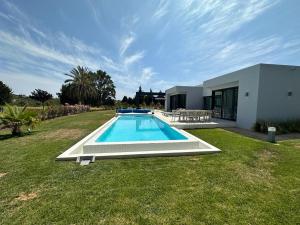 - une piscine dans la cour d'une maison dans l'établissement Pestana Silves Golf & Residences, à Silves