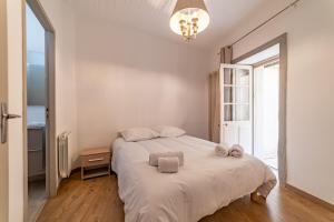 a bedroom with a bed with towels on it at Un pied à terre avec terrasse à la Cathédrale - Une Nuit à Nîmes in Nîmes
