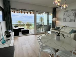 uma sala de estar com uma mesa branca e vista para o oceano em Apart-a-Nice : A Breathtaking View on the Sea em Nice