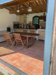 une cuisine avec une table et des chaises dans l'établissement jolie appartement avec piscine, à La Roquette-sur-Siagne