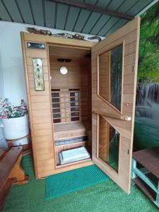 vistas laterales a una sauna en una casa en B&B La Casetta, en Gattinara