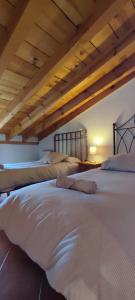 1 cama blanca grande en una habitación con techo en Donde Elvira, en Valderromán