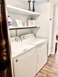 eine Waschküche mit Waschmaschine und Trockner in der Unterkunft Upgraded, Stylish & Comfy 1 Bedroom/1 Bath Studio in Payson