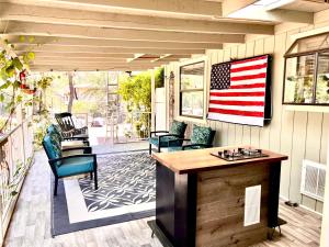 - une terrasse couverte avec un drapeau américain sur le mur dans l'établissement Upgraded, Stylish & Comfy 1 Bedroom/1 Bath Studio, à Payson