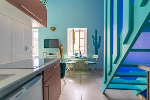 Kuchyňa alebo kuchynka v ubytovaní Le Rêve Bleu Majorelle - Duplex sur les toits - Une Nuit à Nîmes