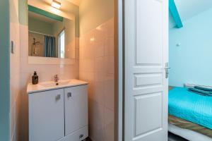 Kúpeľňa v ubytovaní Le Rêve Bleu Majorelle - Duplex sur les toits - Une Nuit à Nîmes