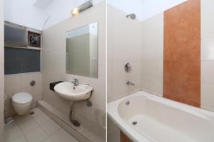 a bathroom with a sink and a tub and a toilet at OYO 13161 Apni Havali Hotel & Restaurant in Rāmpura