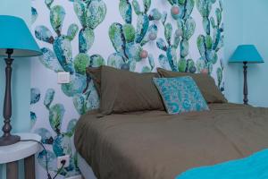 Posteľ alebo postele v izbe v ubytovaní Le Rêve Bleu Majorelle - Duplex sur les toits - Une Nuit à Nîmes