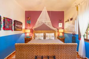 Postel nebo postele na pokoji v ubytování Casa Milagro + 36 fotografií