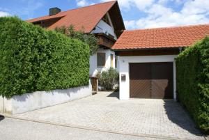 ein Haus mit einer Garage mit rotem Dach in der Unterkunft Unterkunft DHH mit 5 Zim in Schmatzhausen