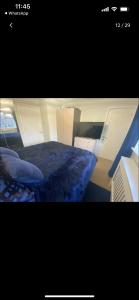 uma fotografia de uma cama num quarto em Beautiful 3 Bedroom Detached home with hot tub em Fisherrow