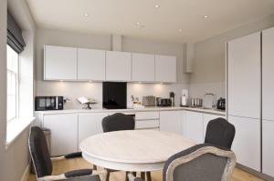 A kitchen or kitchenette at Destiny Scotland - Rutland Residence 