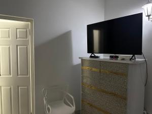 TV a/nebo společenská místnost v ubytování Remarkable 1-Bed Apartment in Montego Bay
