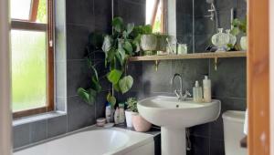 łazienka z umywalką, toaletą i wanną w obiekcie Beautiful Private Room in Levenshulme w Manchesterze