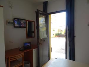 TV a/nebo společenská místnost v ubytování Dependance dell'Hotel Sole e Mare